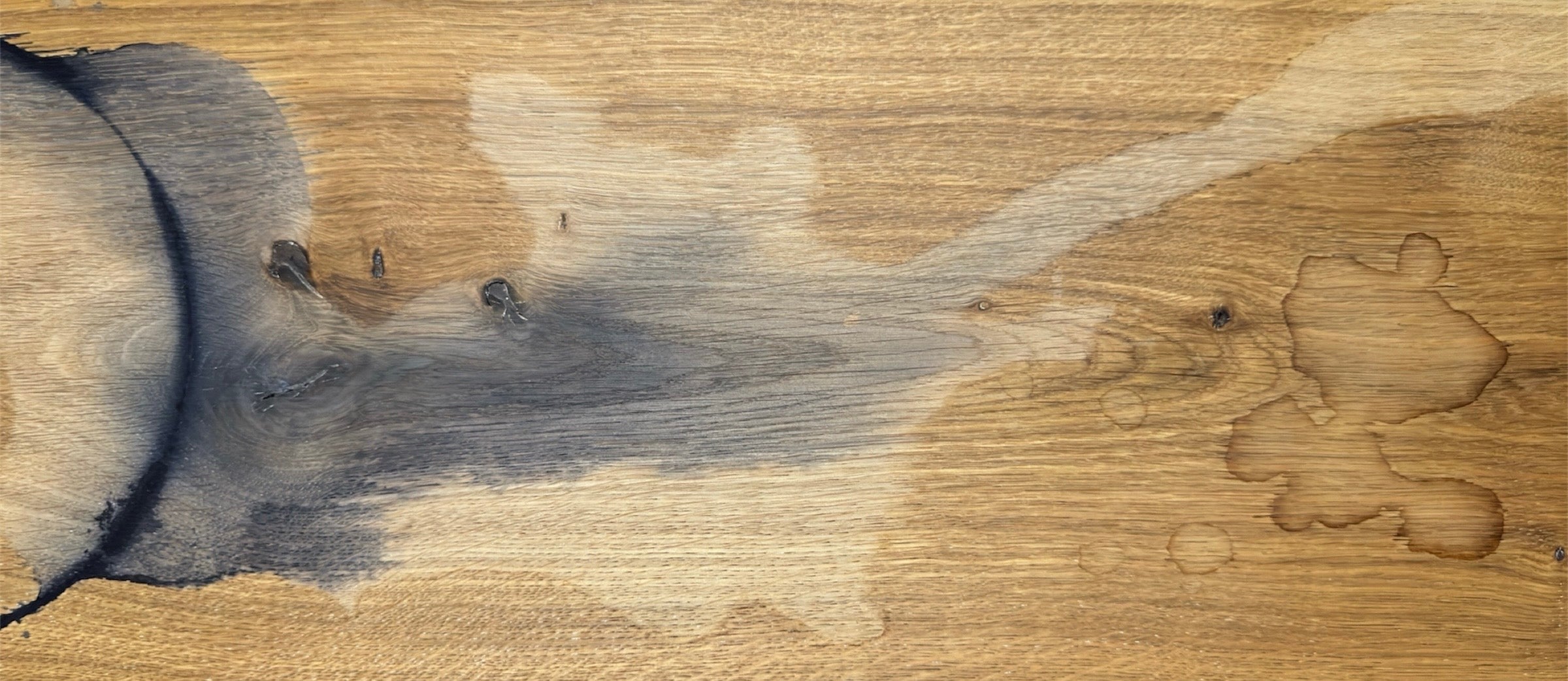 Dunkle Flecken auf dem Parkett