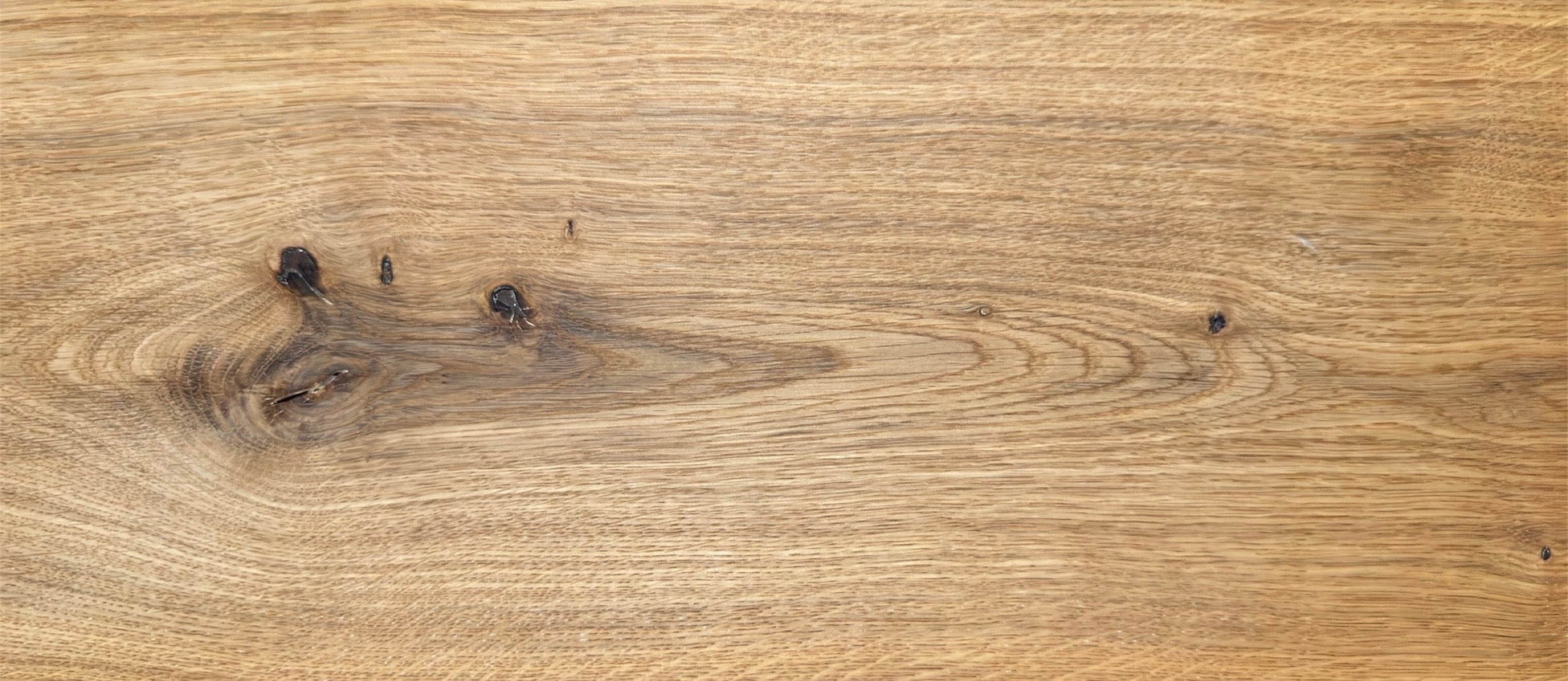 Dunkle Flecken auf dem Parkettboden